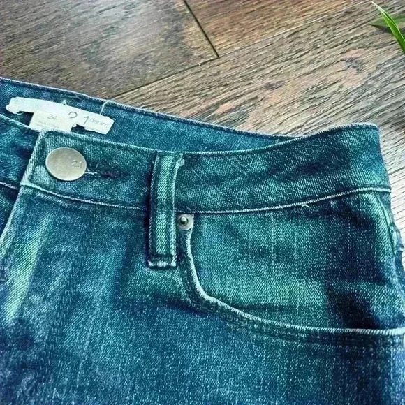 Forever 21 Women’s Blue Summer Casual Jean Denim Summer Fade Wash  Shorts 24 - Picture 2 of 7